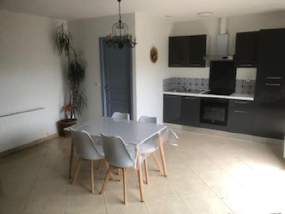Maison Dans Une Propriete Avec Une Cour Corneilhan Εξωτερικό φωτογραφία